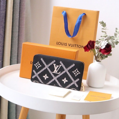 LOUIS VUITTON LV 路易威登 M81141新款 壓印Zippy 拉鍊錢夾 取材 Monogram Vernis 荔枝紋小牛皮，以銀色調的變幻令 V 字標識躍現眼前，更有全拉鍊設計提供穩妥