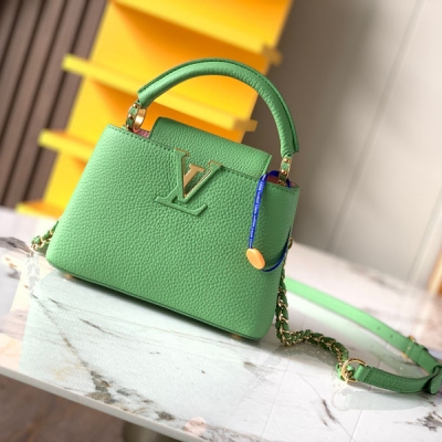 LOUIS VUITTON LV 路易威登 特級精品原廠皮 M59709 M59653 M59516 蘋果綠金扣 本款 Capucines 迷你手袋取材明亮 Taurillon 皮革，將皮革與鏈條交織