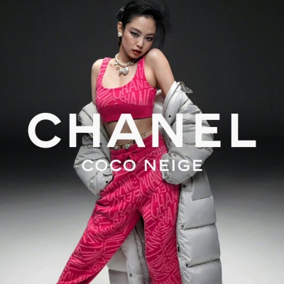 Chanel香奈兒 coconeige 滑雪系列中長款羽絨服火爆全網最值得入手的禦寒單品 羽絨服裡的顏值當擔 實物是太空灰色充滿科技感 抽繩鬆緊腰顯瘦百搭拼小細節滿滿 五金全部開模定制質感一流 唯一對版版本 國標可檢測90鵝絨 雙C採用全手