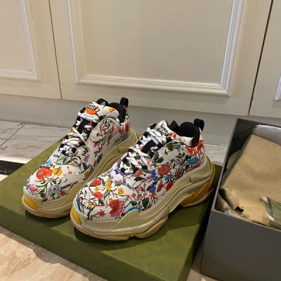 Gucci古馳 Gucci x Balenciage Triple S 巴黎世家聯名情侶款老爹鞋，純原正確版本，兩大品牌都運用了自己獨有元素，Triple S經典運動老爹鞋相信大家都不陌生，早已被大家秀盡各大網圈，首發原底八層組合大底，首家