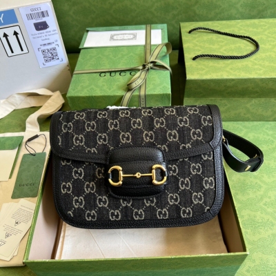 GUCCI古馳 1955 Horsebit Bag！經典的馬銜扣+Monogram+黑色勾邊設計，滿滿的復古。可以三個背法，斜挎，短肩帶單肩帶，長肩帶單肩帶都很好看！這季度的爆款，感覺又要火起來了！有木有那種一瞬間心動得要立