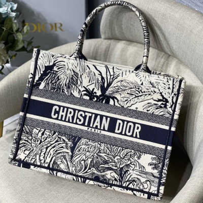 Dior迪奧 小號 Dior Book Tote伊茹花系列 M1286 小號尺寸：36.5*28*17.5cm/大號尺寸: 41.5*38*18cm 多數人消費奢侈品牌首先想到的是買實用型的經典款 但其實像 這種合作藝術TOTE 應該作為重