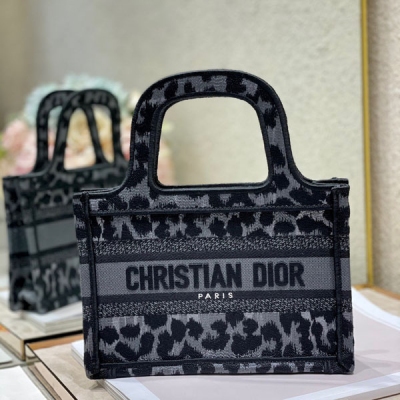 Dior迪奧 灰色豹紋 迷你號 Dior Mini Book tote 復古又時髦的凹造型單品 精湛的刺繡工藝完美呈現 隨手一搭就能給搭配帶來亮點 這款mini號太闊愛了8！ 小小的包型裝點零碎的小東西也很方便呐 誰用誰時髦 稀飯高顏值的小