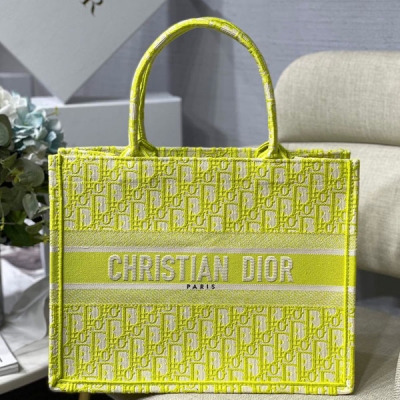 Dior迪奧 高版本大號 Dior Book Tote老花系列 M1286 多數人消費奢侈品牌首先想到的是買實用型的經典款 但其實像DIOR這種合作藝術TOTE 應該作為重點收藏復古風滿滿背上它你就是時髦精本精它真的特能裝超寬敞的內容量，感