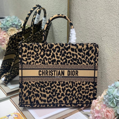 Dior迪奧 CD book tote 購物袋 這款Book Tote手袋靈感來自女裝創意總監瑪麗亞·嘉茜婭·蔻麗（Maria Grazia Chiuri）是體現Dior審美的主打產品。可收納各種日常用品，全新演繹Bayadere圖案混合效