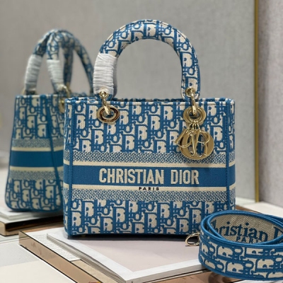 Dior迪奧 CD 淺藍d刺繡戴妃 LADY刺繡戴妃包“CHRISTIAN DIOR”標誌時尚而柔美。飾以標誌性“D.I.O.R.”吊飾，為精美的輪廓增添一分靈動。搭配大號可拆卸雙面刺繡肩帶，可隨心選擇背挎方式。可拆卸雙面刺繡寬肩帶，內部拉