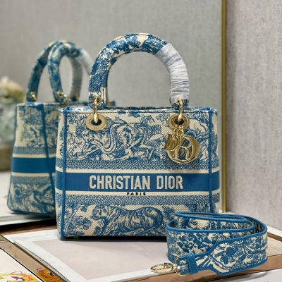 Dior迪奧 CD 淺藍老虎刺繡戴妃 LADY刺繡戴妃包“CHRISTIAN DIOR”標誌時尚而柔美。飾以標誌性“D.I.O.R.”吊飾，為精美的輪廓增添一分靈動。搭配大號可拆卸雙面刺繡肩帶，可隨心選擇背挎方式。可拆卸雙面刺繡寬肩帶，內部