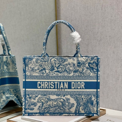 Dior迪奧 CD Dior book tote 購物袋 這款Book Tote手袋靈感來自女裝創意總監瑪麗亞·嘉茜婭·蔻麗（Maria Grazia Chiuri）是體現Dior審美的主打產品。可收納各種日常用品，全新演繹Bayadere