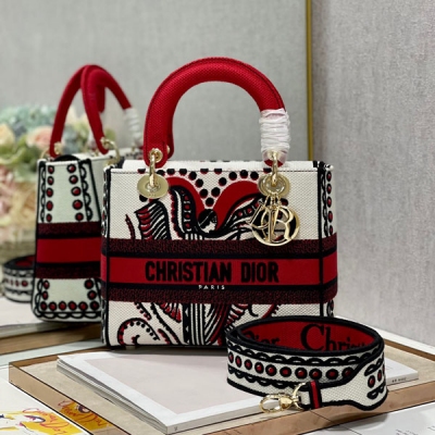 Dior迪奧 丘比特刺繡戴妃 LADY刺繡戴妃包“CHRISTIAN DIOR”標誌時尚而柔美。飾以標誌性“D.I.O.R.”吊飾，為精美的輪廓增添一分靈動。搭配大號可拆卸雙面刺繡肩帶，可隨心選擇背挎方式。可拆卸雙面刺繡寬肩帶，內部拉鍊口袋