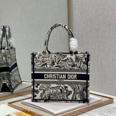 Dior迪奧 藍虎 新尺寸 Dior Mini Book tote 復古又時髦的凹造型單品 精湛的刺繡工藝完美呈現 隨手一搭就能給搭配帶來亮點 這款mini號太闊愛了！ 小小的包型裝點零碎的小東西也很方便呐 誰用誰時髦 稀飯高顏值的小仙女必