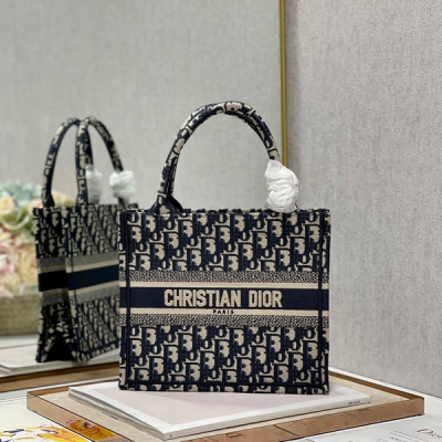 Dior迪奧 藍d 新尺寸 Dior Mini Book tote 復古又時髦的凹造型單品 精湛的刺繡工藝完美呈現 隨手一搭就能給搭配帶來亮點 這款mini號太闊愛了！ 小小的包型裝點零碎的小東西也很方便呐 誰用誰時髦 稀飯高顏值的小仙女必