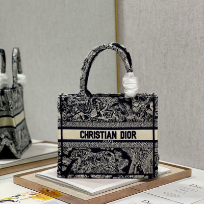 Dior迪奧 新藍虎 新尺寸 Dior Mini Book tote 復古又時髦的凹造型單品 精湛的刺繡工藝完美呈現 隨手一搭就能給搭配帶來亮點 這款mini號太闊愛了！ 小小的包型裝點零碎的小東西也很方便呐 誰用誰時髦 稀飯高顏值的小仙女