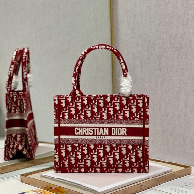 Dior迪奧 酒紅d 新尺寸 Dior Mini Book tote 復古又時髦的凹造型單品 精湛的刺繡工藝完美呈現 隨手一搭就能給搭配帶來亮點 這款mini號太闊愛了！ 小小的包型裝點零碎的小東西也很方便呐 誰用誰時髦 稀飯高顏值的小仙女