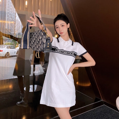 Dior迪奧 2022ss 復古文藝的Polo領針織連衣裙活潑可愛的運動女孩 小白鞋的靈魂搭配 一件出街完全省去搭配煩惱 曲珠紗線夏天穿透氣舒適 質感超強！SML