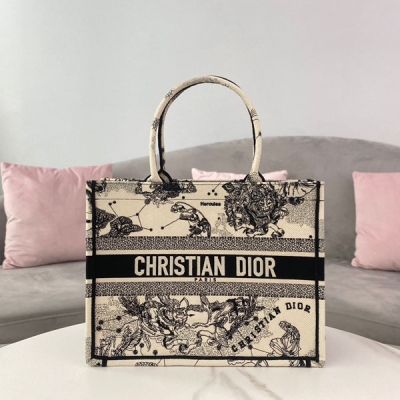 Dior迪奧 新品 小號 BOOK TOTE 手袋 奶白色和黑色 Dior Zodiac 刺繡 這款 Book Tote 手袋靈感來自女裝創意總監瑪麗亞·嘉茜婭·蔻麗 (Maria Grazia Chiuri)，是體現 Dior 美學的主打