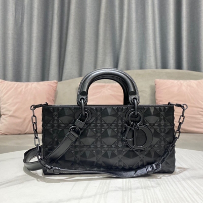 Dior迪奧 新品 LADY D-JOY 手袋 黑色牛皮革鑽石形狀藤格紋 這款 Lady D-Joy 手袋凸顯 Lady Dior 系列標誌性的簡約美學，體現了 Dior 對優雅和美麗的深刻洞見。精緻典雅，採用牛皮革精心製作，飾以灰色鑽石形