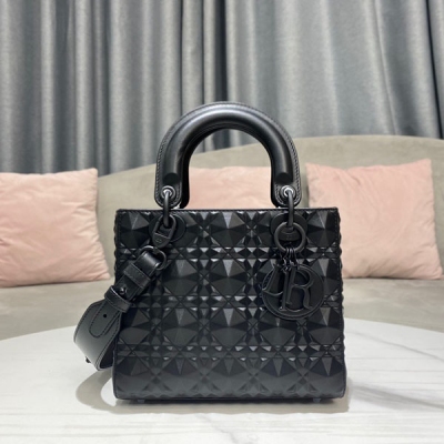 Dior迪奧 新品 小號 四格LADY DIOR MY ABCDIOR 手袋 黑色牛皮革鑽石形狀藤格紋 這款 Lady Dior My ABCDior 手袋集中體現了 Dior 對典雅和美麗的深刻洞見。採用黑色牛皮革精心製作，以鑽石形圖案煥