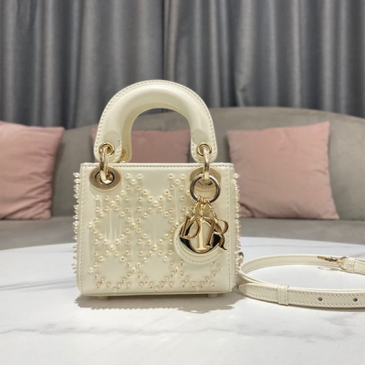 Dior迪奧 Lady Dior mini 超迷你刺繡白色珍珠包，手袋集中體現了 Dior 對優雅和美麗的深刻洞見。採用白色皮革精心製作，以珠飾刺繡打造標誌性的藤格紋圖案，搭配“D.I.O.R.”吊飾提升格調。超迷你款式，可收納各種小件日常