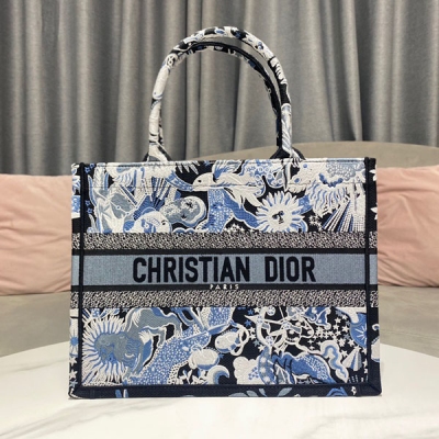 Dior迪奧 新品（藍色童話） 中號 BOOK TOTE 手袋 藍色 Dior Zodiac Fantastico 圖案多色刺繡 (36 x 27.5 x 16.5 cm） 這款 Book Tote 手袋由 Dior 女裝創意總監瑪麗亞·嘉