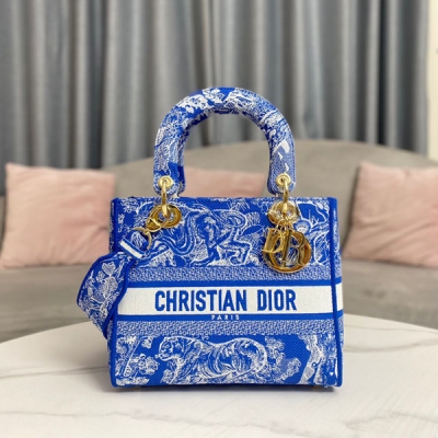 Dior迪奧 新品 中號 LADY D-LITE 手袋 螢光藍色 Reverse 茹伊印花刺繡 這款 Lady D-Lite 手袋將經典優雅的氣質與 Dior 品牌的時尚風貌融為一體。來自 Dioriviera 限定系列，通體飾以螢光藍色