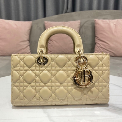 Dior迪奧 Lady D-Joy M6001 尺寸: 26 x 13.5 x 5 cm 這款手袋凸顯 Lady系列標誌性的俐落審美，體現了 D對優雅和美麗的深刻洞見。款式精緻典雅，採用霧霾藍小羊皮精心製作，以藤格紋緝麵線打造絎縫細節。飾以