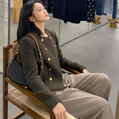 Celine 瑟琳 2021Fw 早秋款羊毛tweed短款外套大熱的復古風格 雙排扣修身小短款優化身材比例 搭配高腰褲超顯腿長 秋冬搭配連衣裙又颯又高級 Celine女孩沒錯了！（鹹菜）綠色+金色立體紐扣簡約有氣場 全新的提花內裡絕美！SM