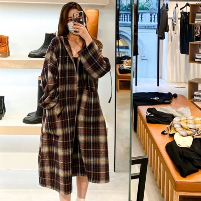 Celine 瑟琳 2021fw 女巫款連帽長風衣羊毛材質質感一流 能穿出高級感的風衣！超級大大件巨費料 復古的拼色格子優雅大氣 舒適保暖眼前一亮的效果