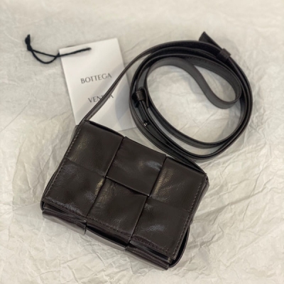 BV Bottega Veneta 667048新款油蠟皮方格Mini cassette Bag. 還沒出貨就被吹爆的小可愛 依然還是經典的大編織配上光澤細膩油蠟小牛皮 仙女氣息爆裂超精緻可愛噠，雖然裝不下手機 但能裝下很多日常小可愛 即可