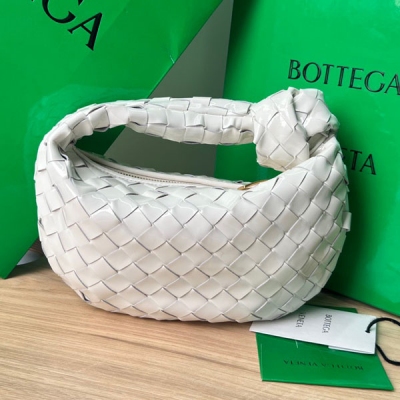 BV Bottega Veneta 2022早春系列新品 漆皮Mini Jodie 新做法是原有的基礎上圓化邊角，以經典編織皮革打結圓形hobo包， 最有標誌性三角拉版設計，採用羊皮垂軟造型，超級適合凹造型 Jodie給人的感覺真的超溫柔，