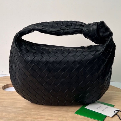 BV Bottega Veneta JODIE大號出霍 690225 比起小號就更實用了很多 造型還是一樣的時尚好看 由經典的羊皮編織製作 標誌性編織一直是BV最引以為傲的設計，垂軟造型 超級適合凹造型 不僅尺寸有更改 品質細節也更加精緻