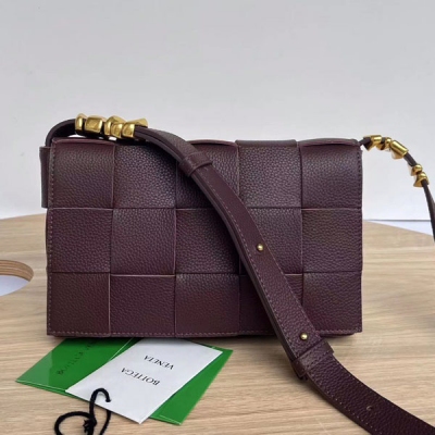 BV Bottega Veneta 666870新款來襲 CASSETTE出新版啦 金屬配飾款 這是一款熱銷人氣單品 皮面換成更加耐磨耐造的荔枝紋牛皮，內裡皮依舊才用柔軟小羊皮，使整個包包更加精緻 滿滿的質感更加耐用 更獨特的就是肩帶兩側都