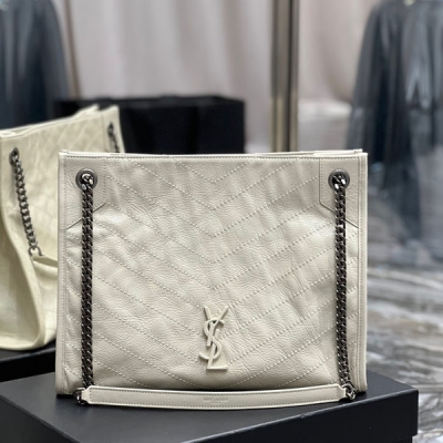 Yves Saint Laurent YSL 聖羅蘭 NIKI SHOPPING BAG 義大利進口抓皺油蠟牛皮，全黑金屬logo，工藝十分精湛！包袋中間有磁吸扣，保障了包包使用的安全性；內裡有一拉鍊隔層及敞口插槽設計可放手機及零錢卡片，方