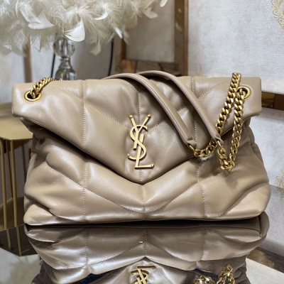 Yves Saint Laurent YSL 聖羅蘭 New （大號）LOULOU PUFFER 絎縫小羊皮包，100%小羊皮製作，手感柔軟細膩，猶如懷抱雲朵般的感受；經典的Y家logo、鏈條及扣眼五金均採用銀色拉絲金屬材質，啞光霧面的質感