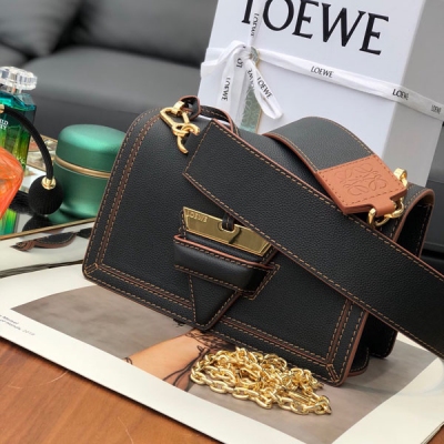 Loewe羅意威 Lady BARCELONA NEW 2021 黑色 Barcelona 新版本最大賣點就是皮質SOFT到你心醉醉，軟糯糯的就像春天裡來了一口馬卡龍，頓時心都被融化了 尺寸：24*15*8cm，標配條小金鏈條中長寬肩帶。走