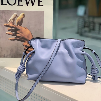 Loewe羅意威 Flamenco clutch-NEW 2021 迷你 mini flamenco clutch bag 可手拿亦可優雅斜挎 雲朵般溫暖亦輕盈的造型如此簡單，耐看不會out的款式！包袋採用進口小牛皮，手感如羊皮般細膩柔軟，