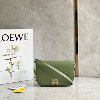 Loewe羅意威 全新Goya 系列 mini風琴包現貨來咯 Accordion 手拿包比例完美 選用質感光滑絲綢牛皮手工，精雕24K金真空電鍍純鋼襯裡為柔軟納帕羊皮，風琴褶結構與時尚的Anagram組合，可調節肩背手提磁扣開關 三個內袋！