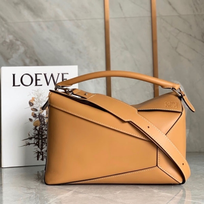 Loewe羅意威 男士必買！全新puzzle登場 Puzzle一直入 一直爽西班牙荔面小牛皮 紡織內襯 不規則的線條拼接設計 手拎、斜挎、後側背 統統不在話下，還可以將包包折疊成幾何形狀 隨性抱在手中 散發法式慵懶氣質。size：36.5*