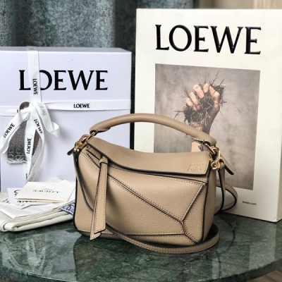 Loewe羅意威 MINI PUZZLE 專櫃最新版本 沙色/米杏 迷你尺寸：18*12.5*8cm 包包自身重量幾乎忽略，超級實用，出門裝手機小錢包口紅粉餅,毫無累贅感，輕鬆愉快人生從此開啟(你們最關心的xs，plus都ok哈）正品獨家拆