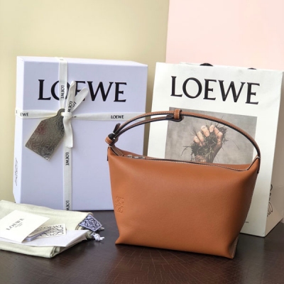 Loewe羅意威 CUBI 便當包 入手super值 包包面料挺括度適中，沒有固定形狀 ，背上出門慵懶氛圍感十足 肩帶可以調節，伸縮至腋下背，單肩，手拎皆 精緻優雅顯氣質 容量也很棒，very實用 手機，耳機，錢夾，氣墊口紅統統 尺寸：21