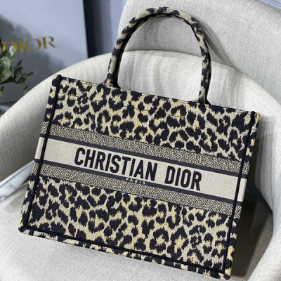 Dior迪奧 大號 Dior Book Tote豹紋系列 M1286豹紋 小號尺寸：36.5*28*17.5cm/大號尺寸: 41.5*38*18cm 多數人消費奢侈品牌首先想到的是買實用型的經典款 但其實像 這種合作藝術TOTE 應該作為