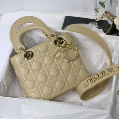 Dior迪奧 Lady Dior My ABC M8013 20cm 這款手袋集中體現了Dior 對典雅和美麗的深刻洞見。採用小羊皮革精心製作，以標誌性的藤格紋針腳打造絎縫細節，高雅經典的設計經久不衰。飾以同色調琺瑯標誌性“D.I.O.R.