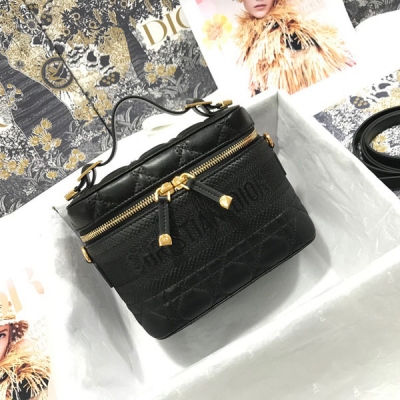 Dior迪奧 化妝包Dior Travel 手袋彰顯本季風采。精心製作，搭配藤格紋緝麵線，飾以“Christian Dior”壓花標誌。主隔層帶有拉鍊開合，可收納手機、錢包、AirPods 耳機套和筆記本。這款手袋是一款理想的日常良伴，搭配