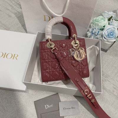 Dior迪奧 Lady Dior My ABC 年度新款的徽章包可定制ABC系列 特別好玩的一款包包 26個字母 磚櫃可以免費DIY6個自己喜歡的字母 與之前的徽章相比，徽章從按扣安裝改為穿拉方式 不想用徽章的時候取下來也不會突兀 容量也是