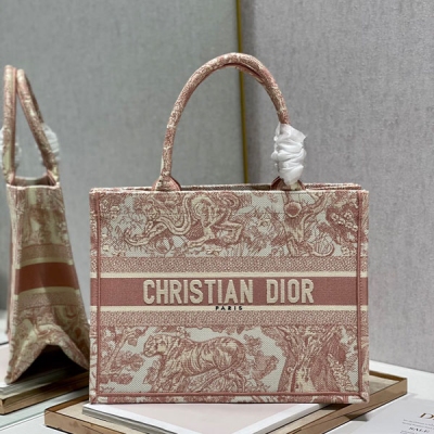 Dior迪奧 CD book tote 購物袋 這款Book Tote手袋靈感來自女裝創意總監瑪麗亞·嘉茜婭·蔻麗（Maria Grazia Chiuri）是體現Dior審美的主打產品。可收納各種日常用品，全新演繹Bayadere圖案混合效