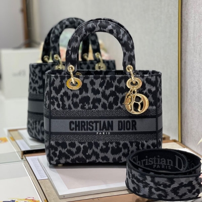 Dior迪奧 CD 灰色豹紋刺繡戴妃 LADY刺繡戴妃包“CHRISTIAN DIOR”標誌時尚而柔美。飾以標誌性“D.I.O.R.”吊飾，為精美的輪廓增添一分靈動。搭配大號可拆卸雙面刺繡肩帶，可隨心選擇背挎方式。可拆卸雙面刺繡寬肩帶，內部