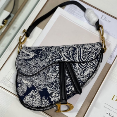 Dior迪奧 CD 提花老虎大號25cm DIOR Oblique Saddle Bag 認真看 你會愛上它的新款拼接刺繡馬鞍包 最亮眼的是logo部份 拼接起來有一種全新的感覺 整個包包都是刺繡工藝完成的 復古風絲毫不輸老款 尺寸25cm