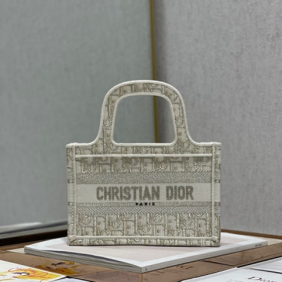 Dior迪奧 金屬D 迷你號 Dior Mini Book tote 復古又時髦的凹造型單品 精湛的刺繡工藝完美呈現 隨手一搭就能給搭配帶來亮點 這款mini號太闊愛了！ 小小的包型裝點零碎的小東西也很方便呐 誰用誰時髦 稀飯高顏值的小仙女