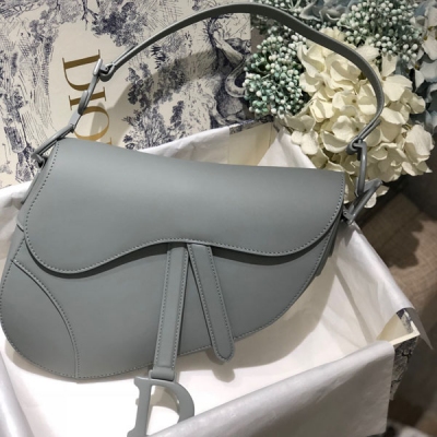 Dior迪奧 啞光磨砂 SADDLE BAG 霧面小牛皮 在眾多的馬鞍包裡 這只SaddleBag是最還原馬鞍的樣子的 所以包型十分特別，而且很有辨識度 背上身特別吸睛 最大的亮點是包身上的金屬裝飾 不僅包蓋上掛著首字母D 連接包身和手柄的