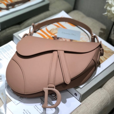 Dior迪奧 啞光磨砂 SADDLE BAG 霧面小牛皮 在眾多的馬鞍包裡 這只SaddleBag是最還原馬鞍的樣子的 所以包型十分特別，而且很有辨識度 背上身特別吸睛 最大的亮點是包身上的金屬裝飾 不僅包蓋上掛著首字母D 連接包身和手柄的