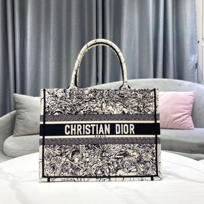 Dior迪奧 BOOK TOTE 手袋。Dior Zodiac 十二宮圖又名十二星座 這款 Book Tote 手袋靈感來自女裝創意總監瑪麗亞·嘉茜婭·蔻麗 (Maria Grazia Chiuri)，是體現 Dior 審美的主打產品。通體